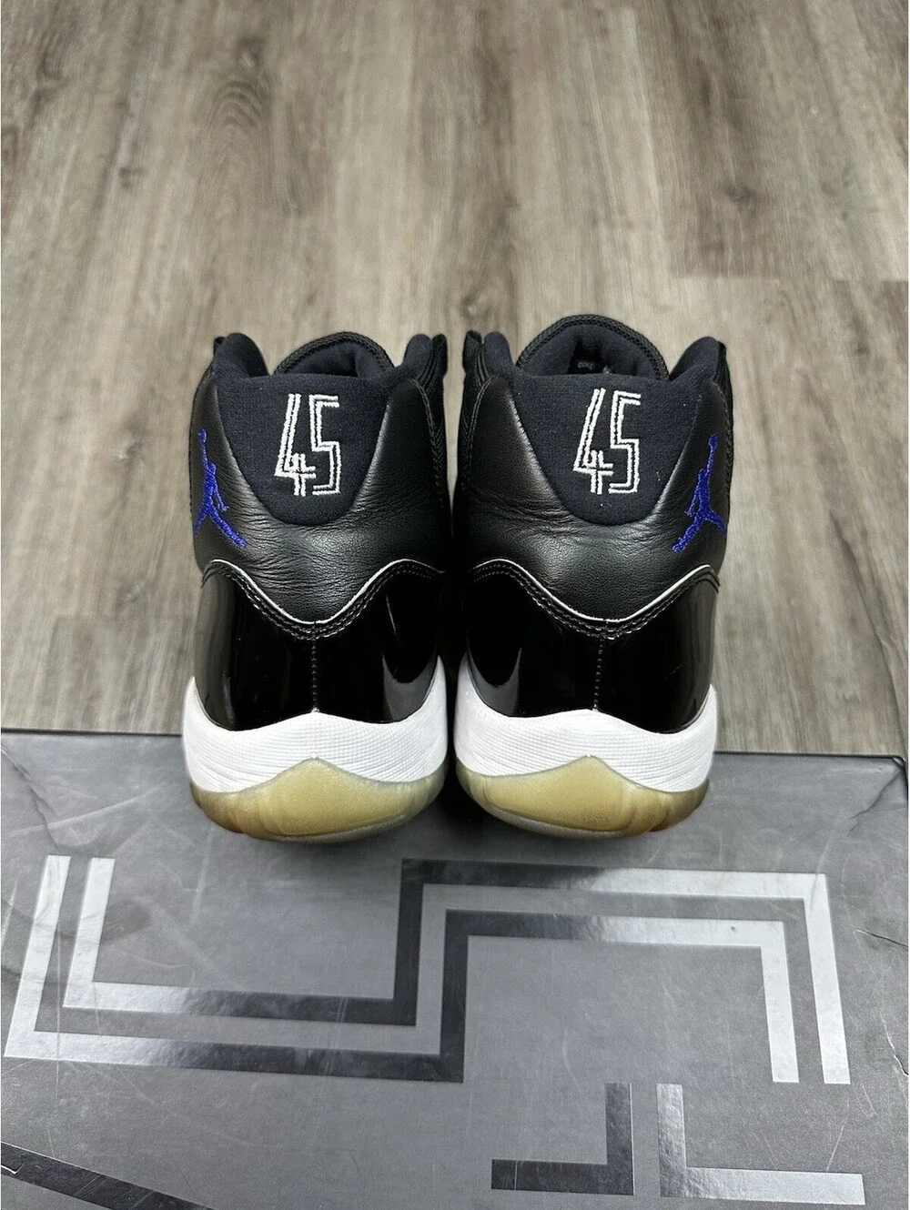 Size 8M - Jordan 11 Space Jam (2016)